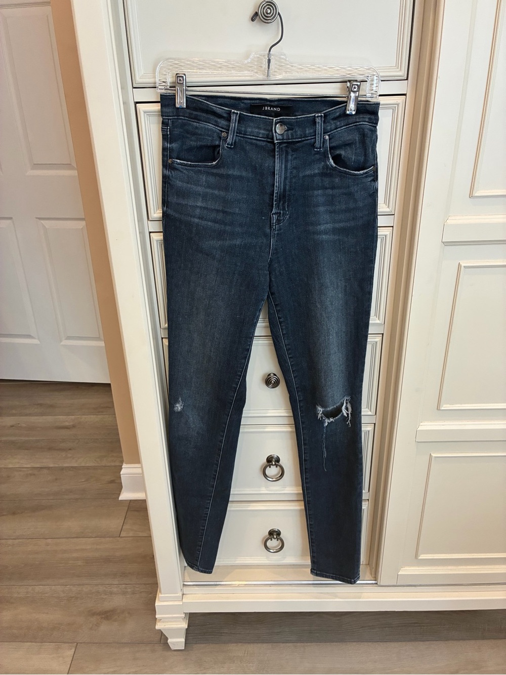 J Brand Skinny Jeans in Faded Dark Blue with Knee Distress